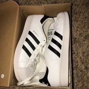 Adidas women’s superstar size 7